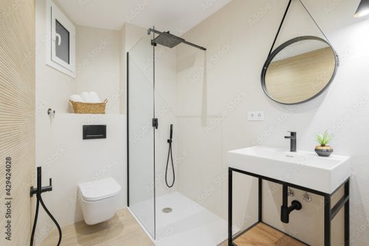 Schickes Badezimmer mit gemütlichem Holzboden