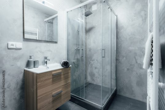 Industrieller Beton-Look statt Fliesen im kleinen Bad