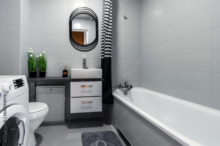 Kompakte Badewanne an der Wand im kleinen Bad