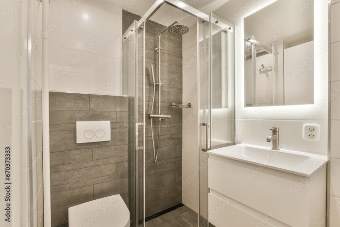 Bodenebene und platzsparende Eckdusche mit zwei Schiebetüren