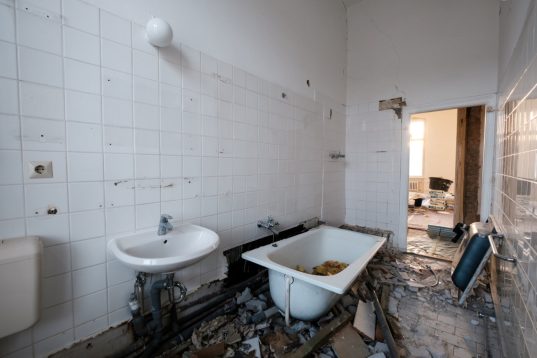 Wie lange dauert eine Badsanierung? Zeitrahmen und Tipps im Überblick 5 Eine Badsanierung ist tiefgreifender als eine Renovierung