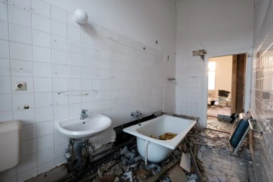 Altes Badezimmer während der Renovation