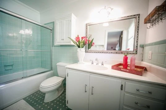 Altmodisches Badezimmer mit klobigen Möbeln