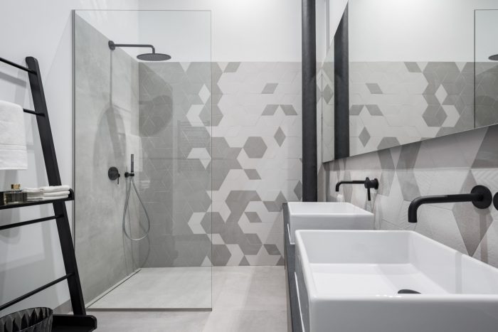 Neues Baddesign mit Dusche und Doppelwaschbecken in Grau-Weiß mit schwarzen Akzenten