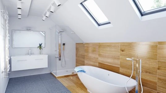 Bad mit Badewanne entlang der Dachschräge