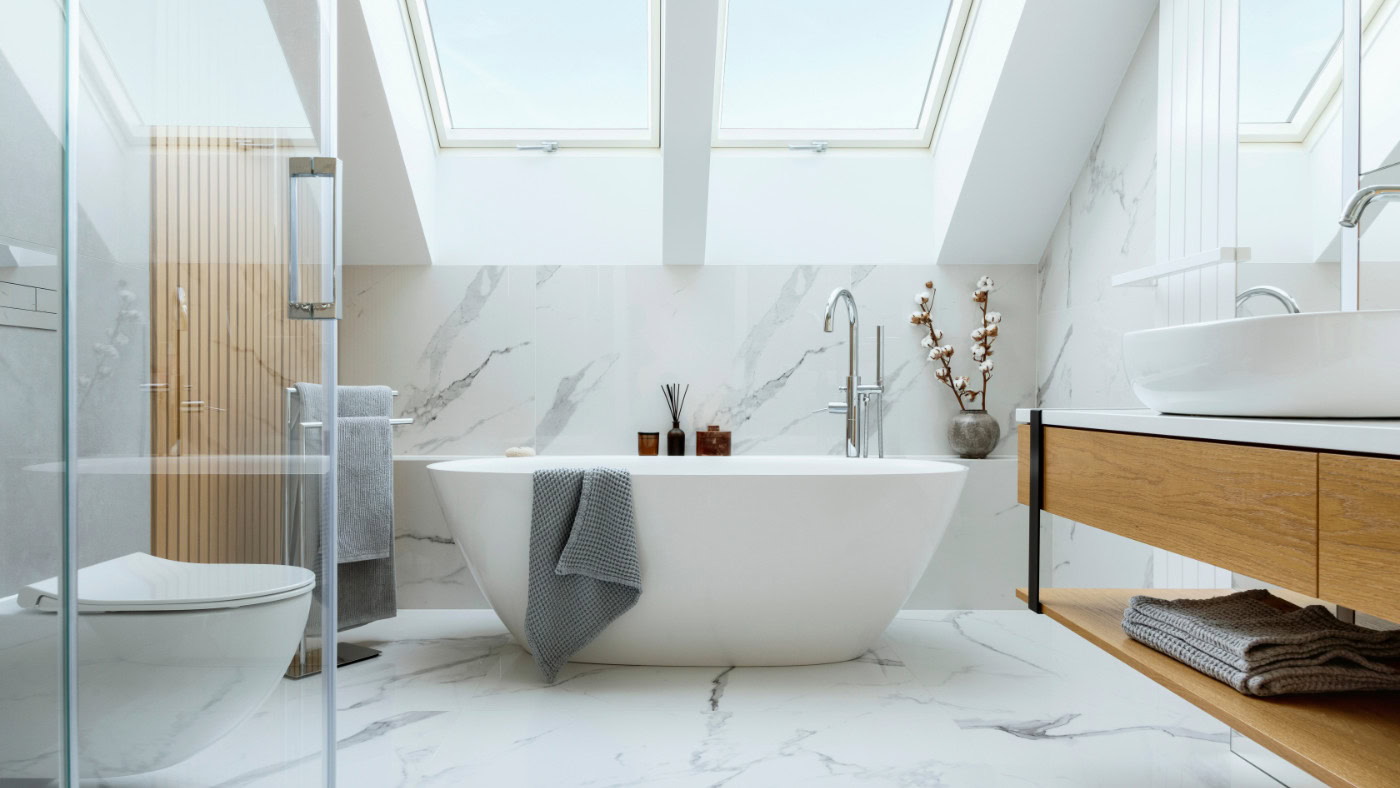 Stylish bathroom interior design with marble panels. Bathtub, to Bad mit Dachschraege 11