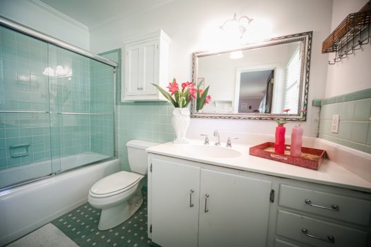 Kleines Bad optisch vergrößern – Unsere 10 Tipps 15 Zu viele Möbel schaffen ein beengendes Raumgefühl