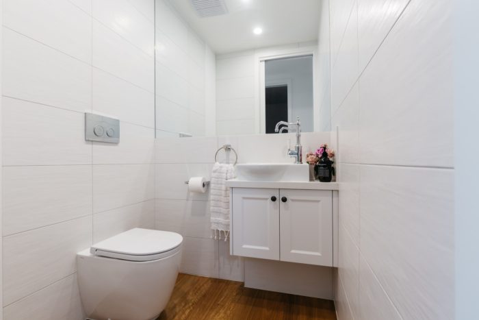 Gäste-WC renovieren: Tipps für jedermann 14 Direkte Beleuchtung direkt über dem Spiegel