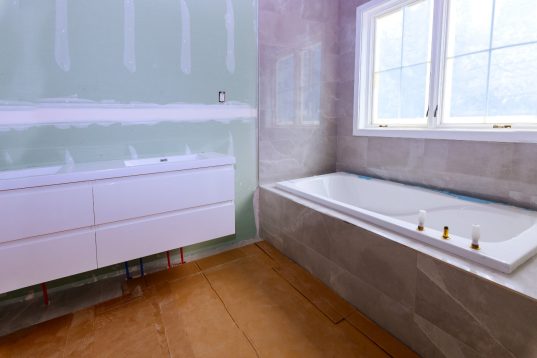 Badezimmer-Trockenbau-Ideen vom Profi: mehr Stil und Funktionalität 11 Badewanne direkt am Fenster platziert