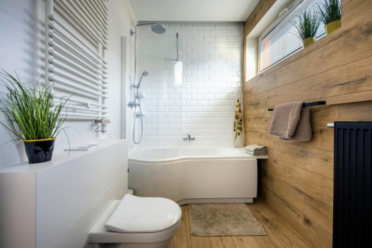Badewanne mit breiterem Ende für mehr Duschkomfort