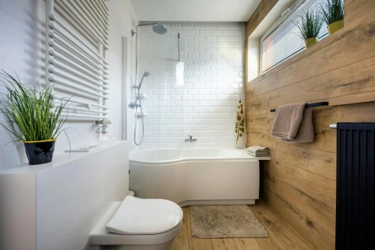 Badewanne mit breiterem Ende für mehr Duschkomfort