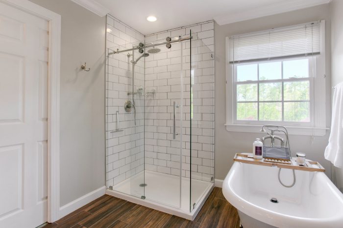 Helles Badezimmer mit praktischer Duschwanne