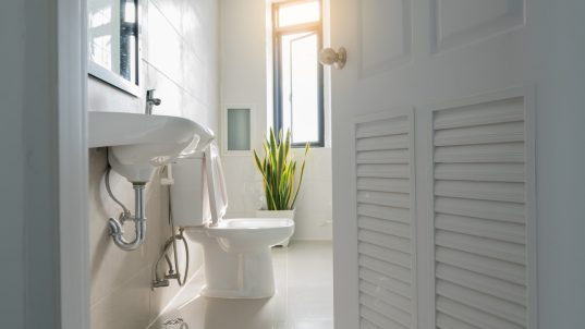 Lüftung im Bad ohne Fenster – So verhindern Sie Schimmelbildung 9 Badezimmer mit Luftschlitzen in der Türe