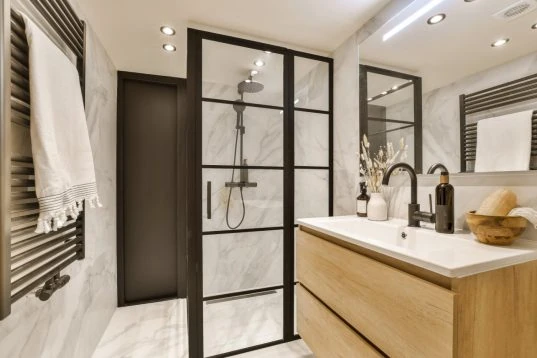 Bad im Keller: Ideen & Tipps und schicke Gestaltungsmöglichkeiten 13 Badezimmer mit Spiegelbeleuchtung und Waschtisch aus Holz