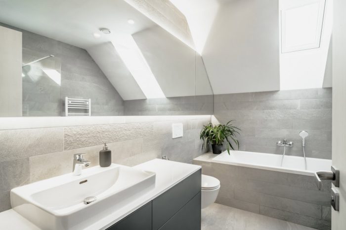 Bad mit Dachschräge – Tipps & Gestaltungsideen für das Dachgeschoss 23 Badezimmer mit Spiegelleuchten und Dachschraege 1