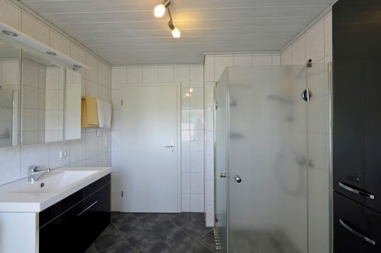 Kleines Bad optisch vergrößern – Unsere 10 Tipps 11 Badezimmer mit einem einzigen schwachen Leuchtelement