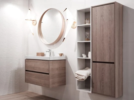 Badezimmer mit hängenden Badmöbeln