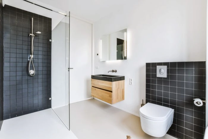 Kleines Bad renovieren: Die besten Tipps für mehr Platz 9 Eine halbhohe Verfliesung setzt optische Akzente