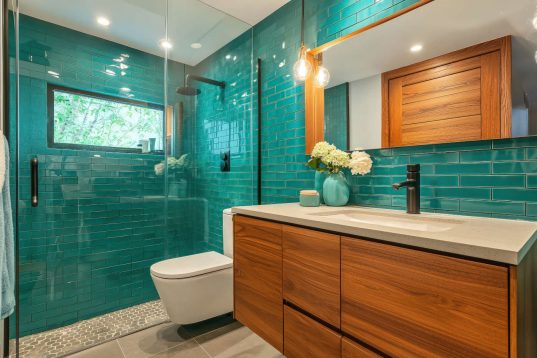 Kleines Bad optisch vergrößern – Unsere 10 Tipps 28 Badezimmer mit starken Farbakzenten