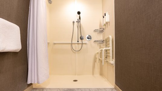 Aufgrund der zunehmenden Alterung der Gesellschaft werden barrierefreie Duschen zum immer wichtigeren Entscheidungskriterium. Schließlich möchten sowohl Hausbesitzer als auch Mieter bis ins hohe Alter möglichst selbstständig bleiben. Die Norm DIN 18040-2 macht dabei klare Empfehlungen, an denen man sich gut orientieren kann. Doch bei der Gestaltung gibt es auch einige Freiheiten, um Design, Komfort und Barrierefreiheit zu maximieren. Wir stellen Ihnen in diesem Artikel alles Wichtige zum Thema barrierefreie Dusche vor, angefangen bei der Badplanung hin zur Umsetzung und staatlichen Förderprogrammen. Sie können nämlich unabhängig von Ihrem eigenen Alter bereits heute einen attraktiven Zuschuss erhalten.