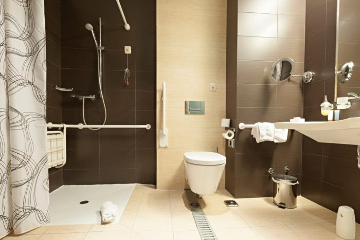 Barrierefreies Badezimmer in beige und braun