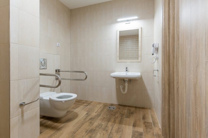 Barrierefreies Badezimmer mit Holzoptik Boden