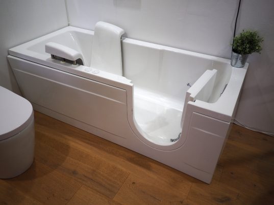 Behindertengerechtes Badezimmer Badewanne mit elektrischen Griffen 