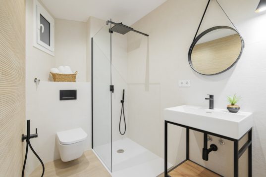 Begehbare Dusche mit Duschwanne