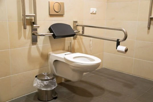 Behindertengerechtes WC mit Wandtoilette