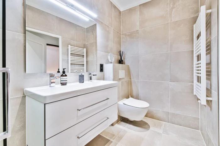 Kleines, sauberes Badezimmer im Miniatur-Stil.