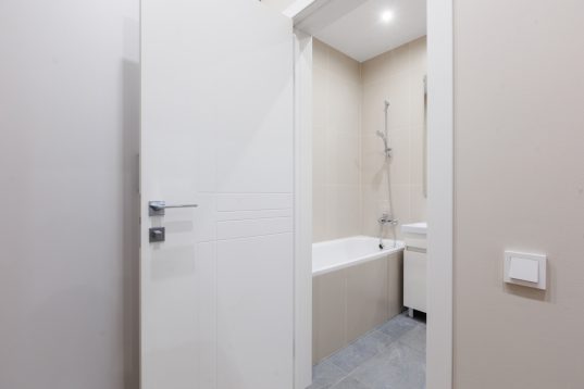 Kleines Bad altersgerecht umbauen: Empfehlungen & praktische Tipps 5 Breite nach aussen öffnende Tür zum Badezimmer