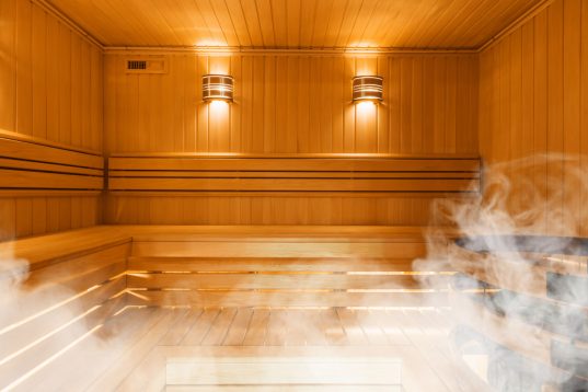 Infrarotkabine vs. Sauna im Bad: Vor- und Nachteile im Vergleich 10 Dampfbad: 40 bis 50 Grad bei hoher Luftfeuchtigkeit