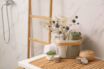 Deko-Artikel in hellem Badezimmer