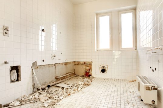 Die Demontage umfasst Sanitärobjekte, Wände und Leitungen