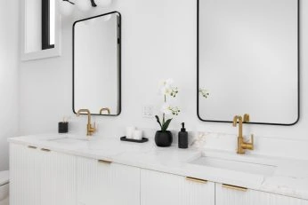 Doppelwaschbecken mit goldenen Armaturen