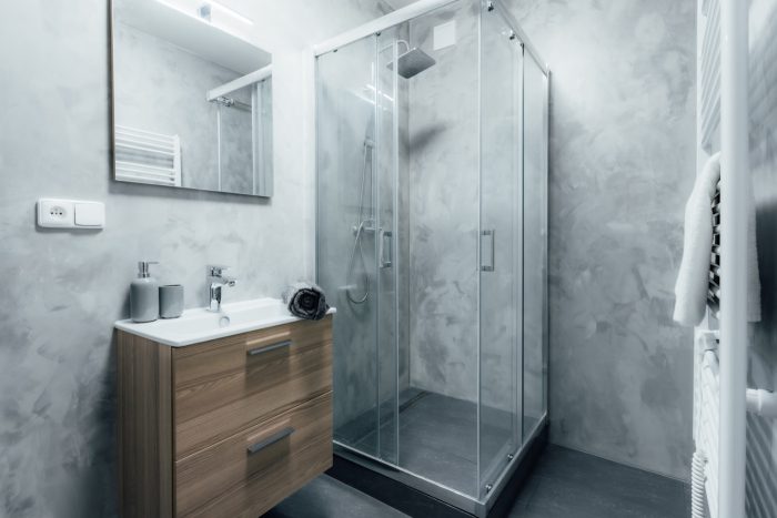 Dusche mit Beton Ciré (Mikrozement) und Duschkabine
