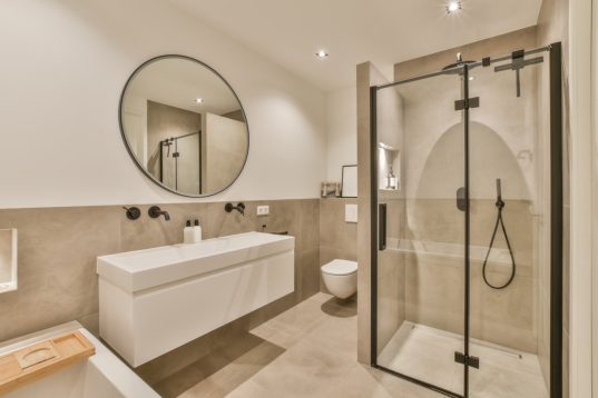 Dusche und Toilette dank Zwischenwand getrennt