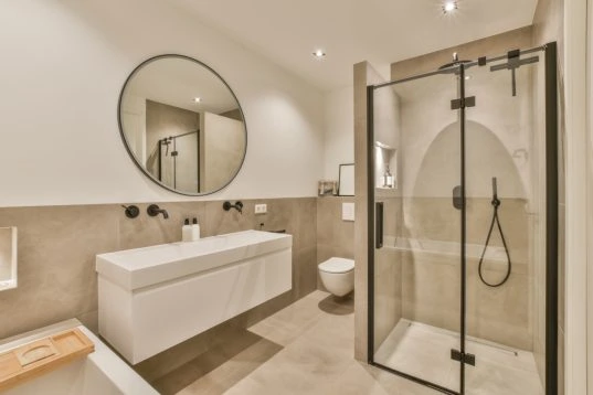 Badezimmer-Trockenbau-Ideen vom Profi: mehr Stil und Funktionalität 14 Dusche und Toilette dank Zwischenwand getrennt
