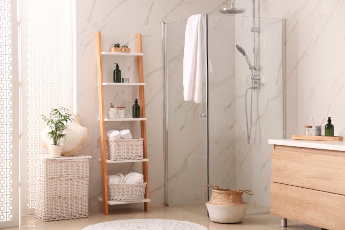 Modernes Badezimmer mit Dekorleiter und Duschkabine