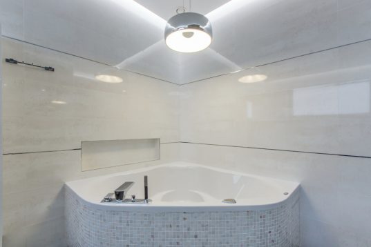 Wie viel Liter passen in eine Badewanne? So viel Wasser benötigen Sie! 9 Eckbadewanne