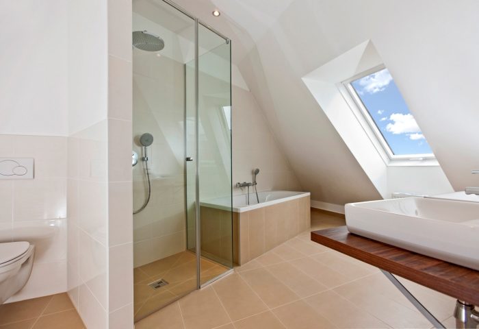 Badewanne unter Dachschräge: Platzsparende Ideen 11 Eckdusche mit kleiner Eckbadewanne