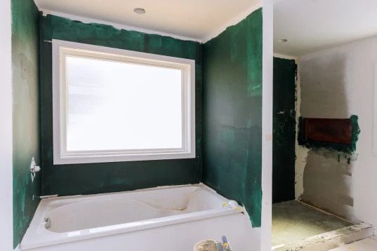 Badezimmer-Trockenbau-Ideen vom Profi: mehr Stil und Funktionalität 13 Eine Rohbau-Trockenwand zur Trennung von Dusche und Badewanne