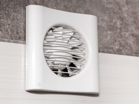 Lüftung im Bad ohne Fenster – So verhindern Sie Schimmelbildung 10 Elektrischer Lüfter