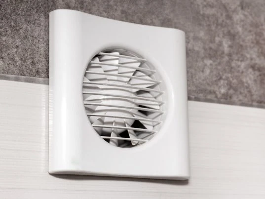 Lüftung im Bad ohne Fenster – So verhindern Sie Schimmelbildung 10 Elektrischer Lüfter