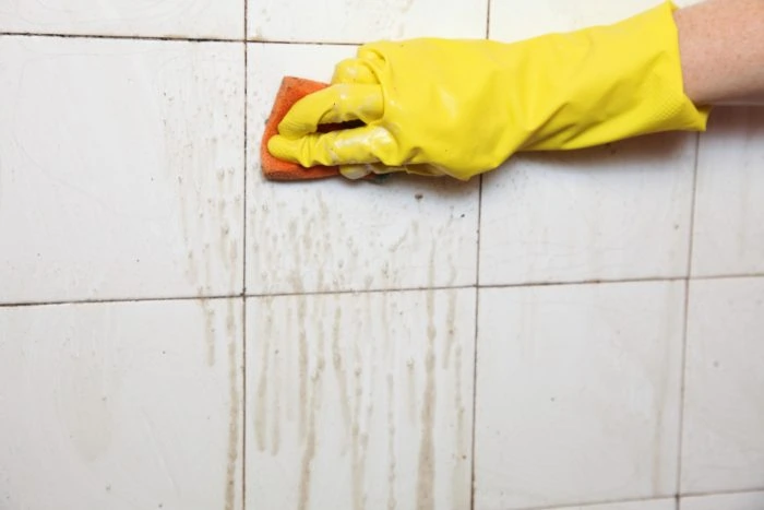 Fugenloses Badezimmer: Die besten Materialien und Designs entdecken 8 Fliesenreinigung von Hand mit Schwamm