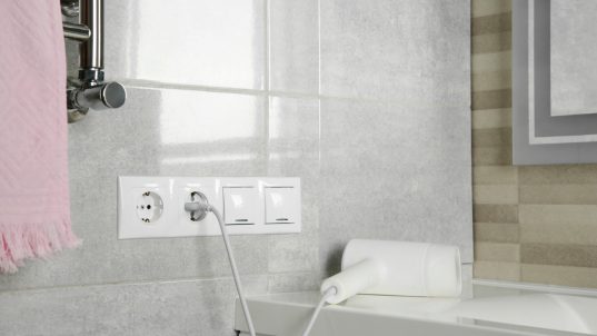 Föhn in Steckdose eingesteckt