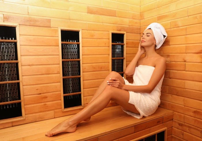 Infrarotkabine vs. Sauna im Bad: Vor- und Nachteile im Vergleich 7 Frau in der Sauna