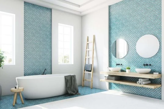 Badewanne-Maße: Welche Größe passt in Ihr Badezimmer? 19 Freistehende Badewanne als visueller Mittelpunkt im Luxusbad