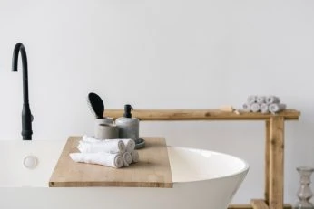 Freistehende Badewanne mit Holzablage