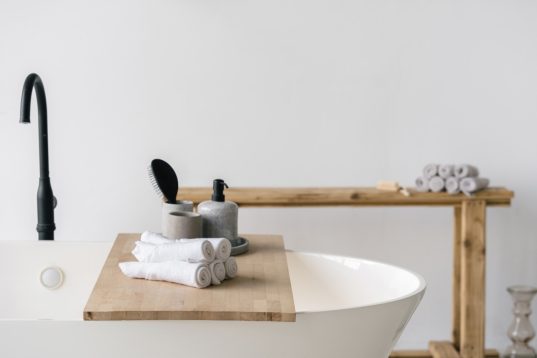 Freistehende Badewanne mit Holzablage